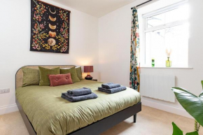 Esplanade Retreat - Stylish 1 Bed Apartment with Patio